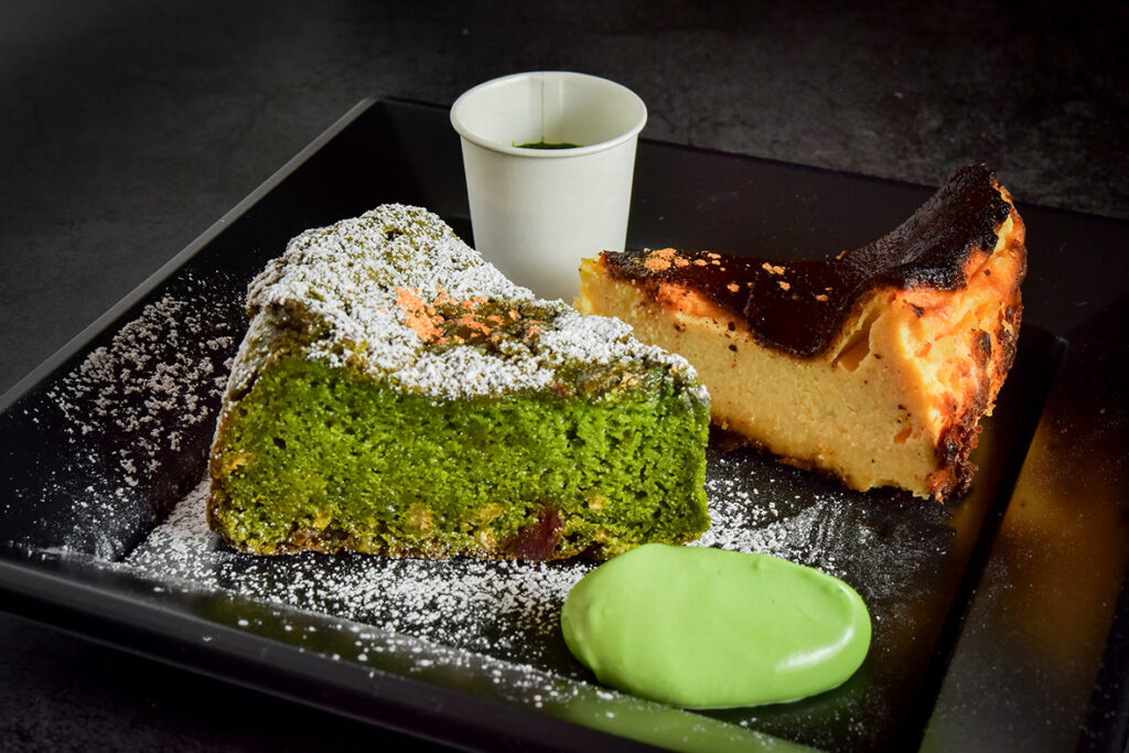 バスクチーズケーキと大和抹茶ガトーショコラ盛り合わせ